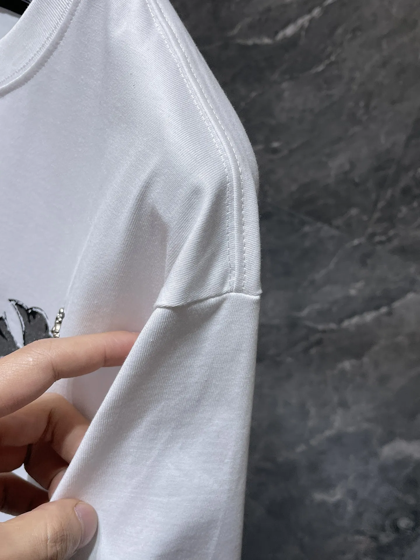 P146 New Chrome Hearts 25ss for summer. High-weight, environmentally friendly and high-quality top-grade fabric. 260g~270g. Chrome overlapping iron cross Sanskrit short sleeves. Counter synchronization. Re-engraved version 1:1. Recommended colors: white, black. Size: S, M, L, XL.